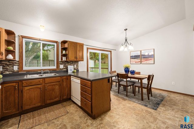 705 N Montgomery Ct Court, Sioux Falls, SD 57103