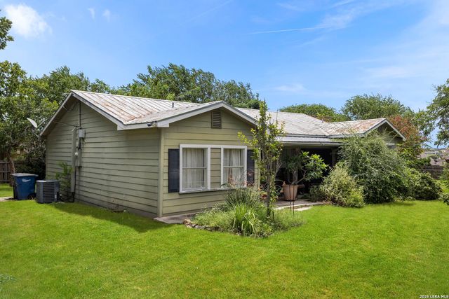 1521 S MESQUITE AVE, New Braunfels, TX 78130