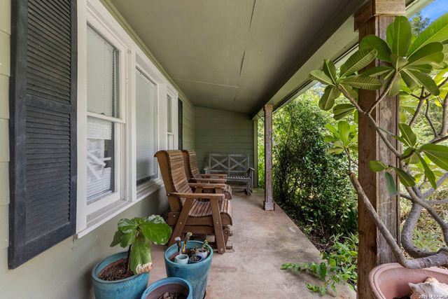 1521 S MESQUITE AVE, New Braunfels, TX 78130