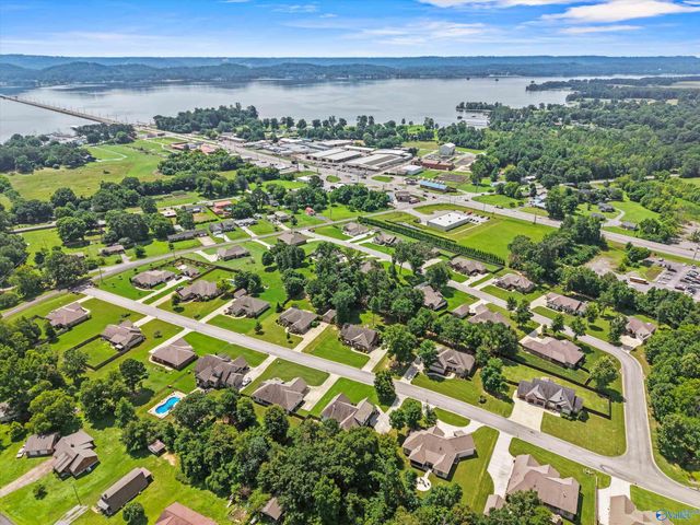 180 Greystone Pass, Guntersville, AL 35976