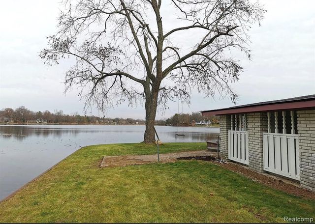 3840 Iris Drive, Waterford, MI 48329