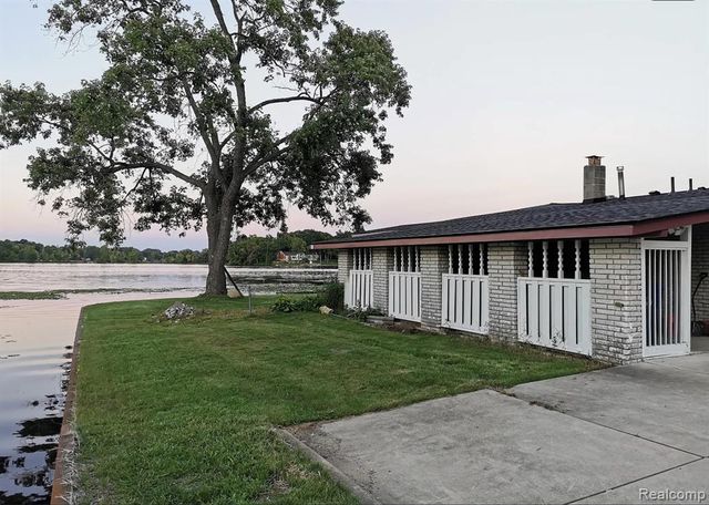3840 Iris Drive, Waterford, MI 48329