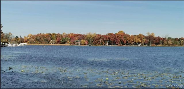 3840 Iris Drive, Waterford, MI 48329