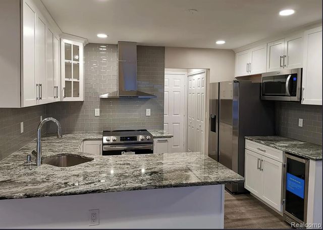 3840 Iris Drive, Waterford, MI 48329