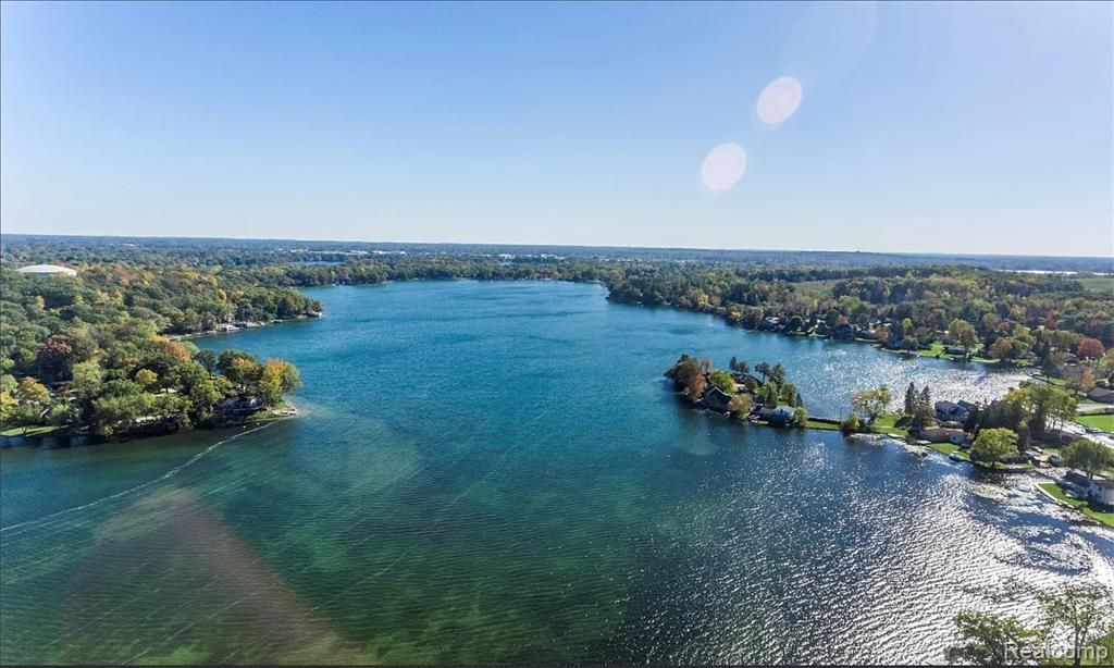 3840 Iris Drive, Waterford, MI 48329