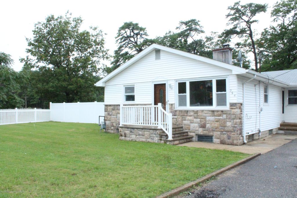 254 Admiral Avenue, Beachwood, NJ 08722