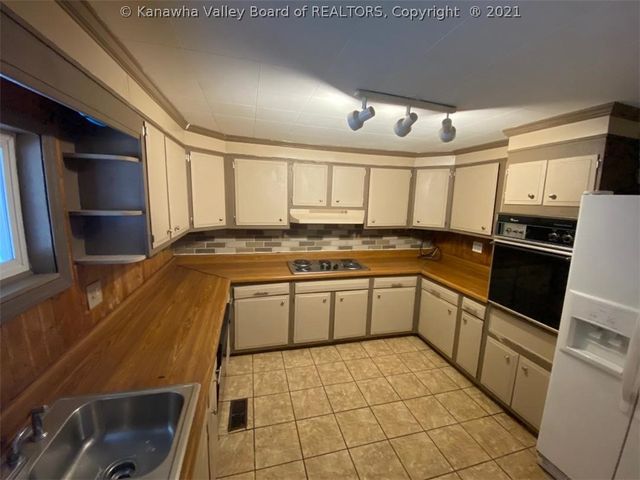 100 HOLLY Avenue, Logan, WV 25601