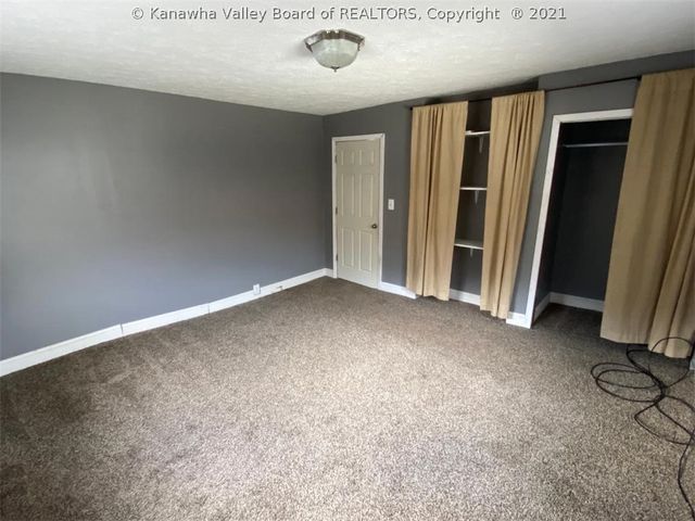 100 HOLLY Avenue, Logan, WV 25601