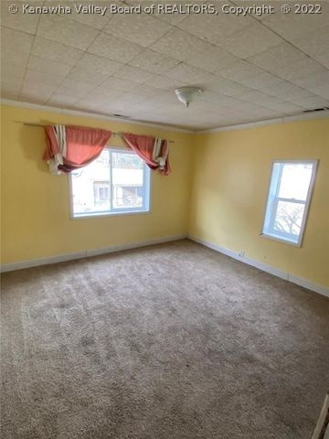 100 HOLLY Avenue, Logan, WV 25601