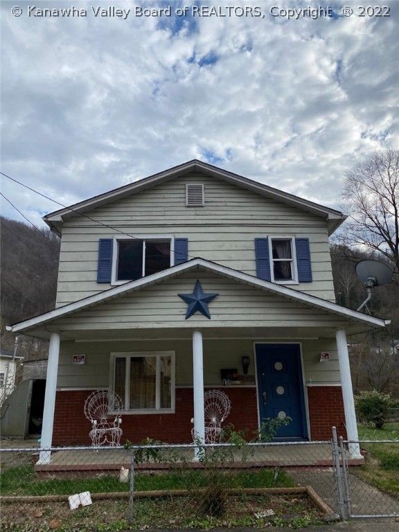 100 HOLLY Avenue, Logan, WV 25601