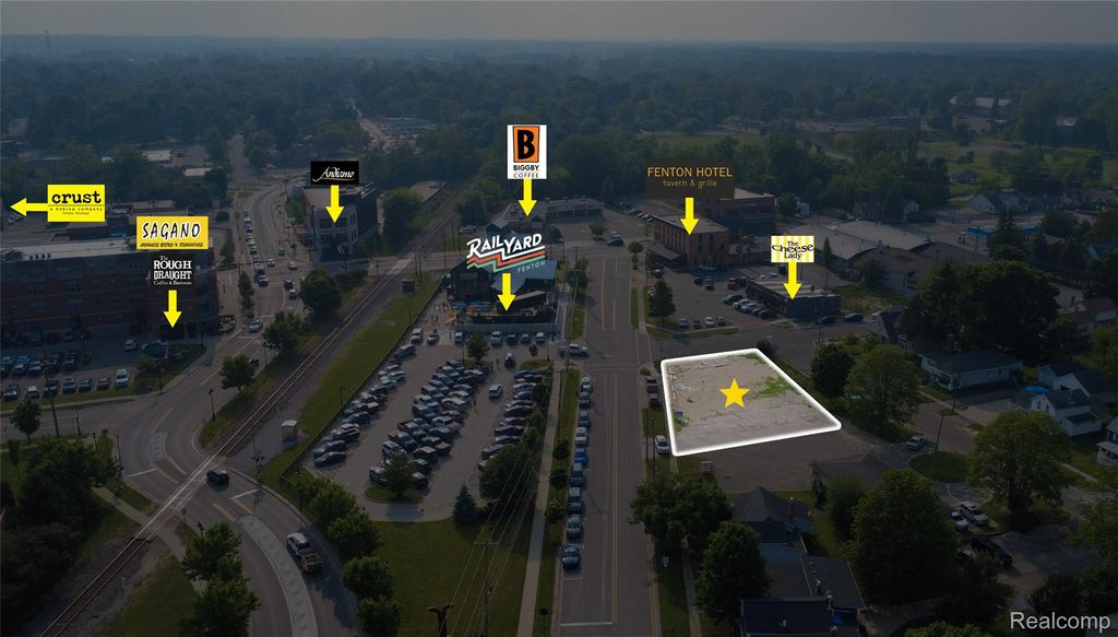 218 N Walnut Street, Fenton, MI 48430