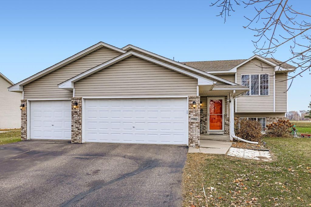 9982 Park Place Drive, Monticello, MN 55362