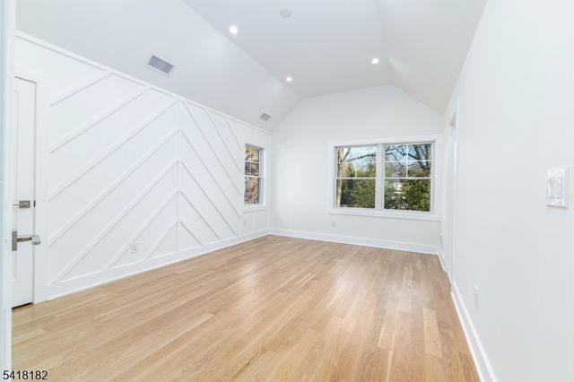 100 Van Doren Ave, Chatham Boro, NJ 07928