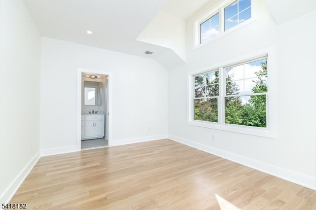 100 Van Doren Ave, Chatham Boro, NJ 07928