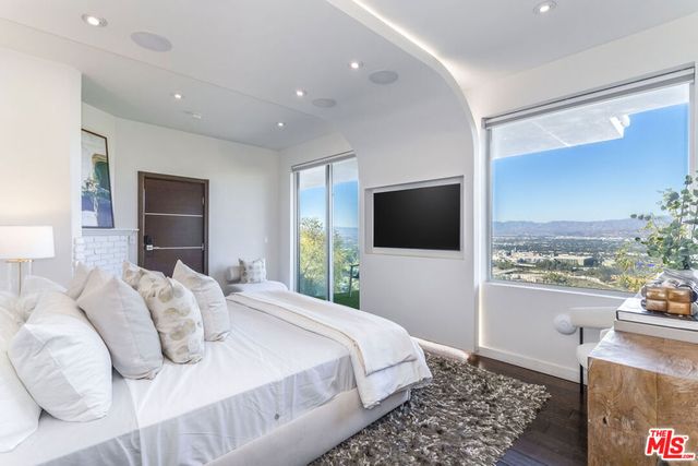 7177 Pacific View Drive, Los Angeles, CA 90068