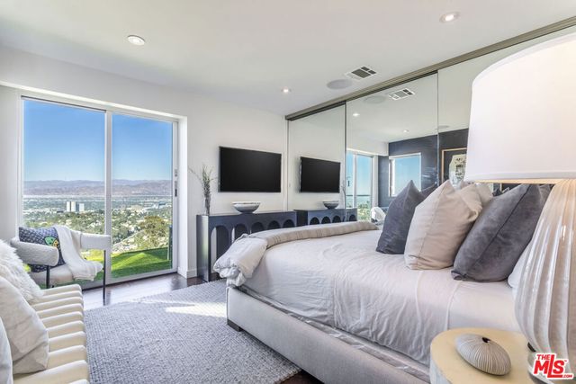 7177 Pacific View Drive, Los Angeles, CA 90068