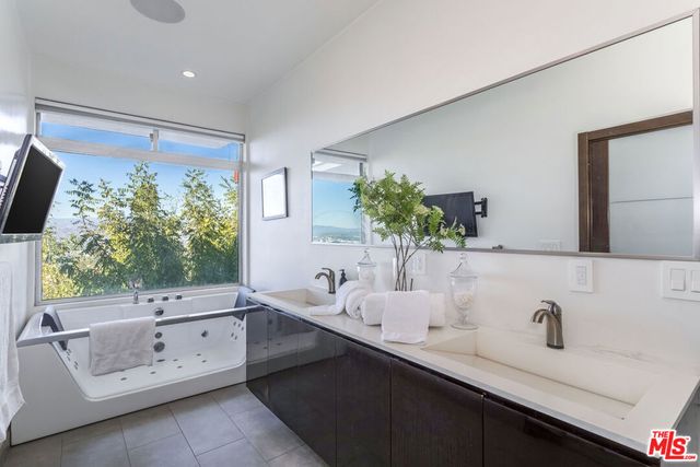 7177 Pacific View Drive, Los Angeles, CA 90068