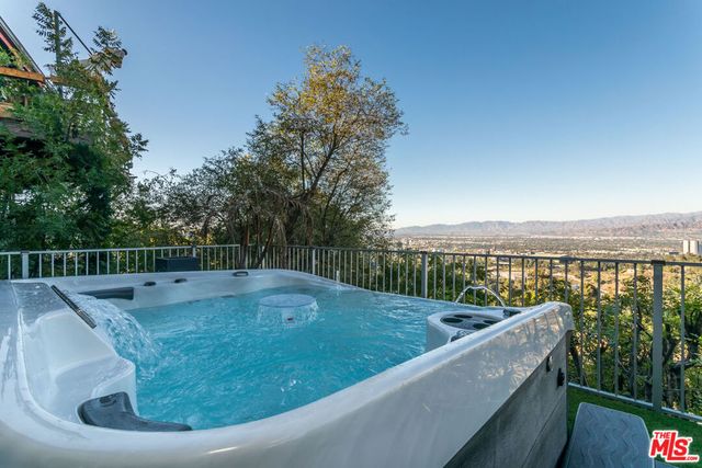 7177 Pacific View Drive, Los Angeles, CA 90068