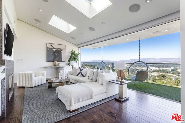 7177 Pacific View Drive, Los Angeles, CA 90068