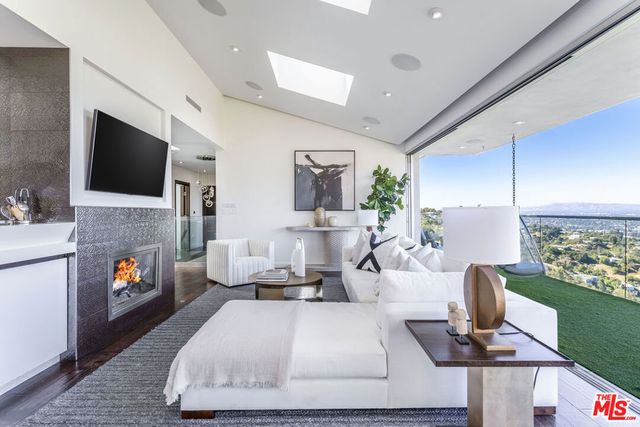 7177 Pacific View Drive, Los Angeles, CA 90068