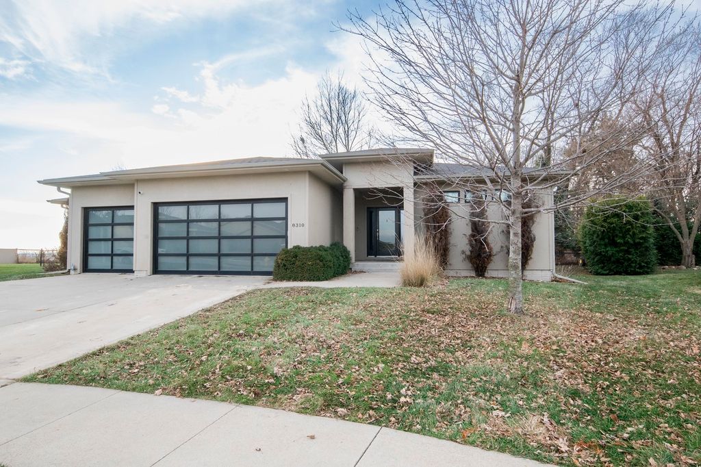 8310 Sky View Circle, West Des Moines, IA 50266