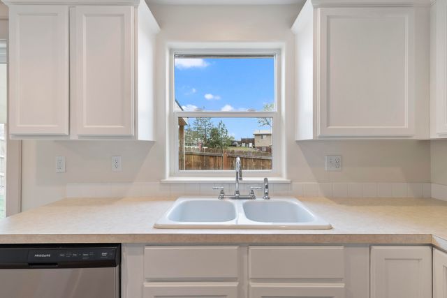 717 SE Cross Lane, Madras, OR 97741