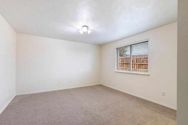 717 SE Cross Lane, Madras, OR 97741