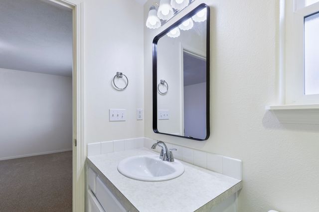 717 SE Cross Lane, Madras, OR 97741