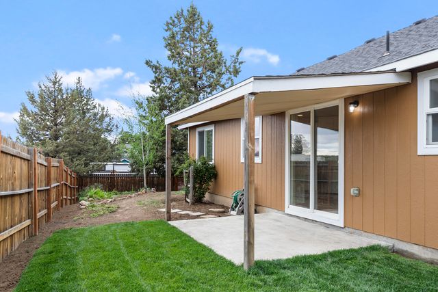 717 SE Cross Lane, Madras, OR 97741