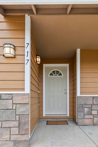 717 SE Cross Lane, Madras, OR 97741