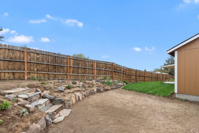 717 SE Cross Lane, Madras, OR 97741