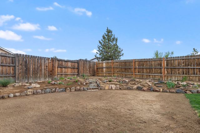 717 SE Cross Lane, Madras, OR 97741