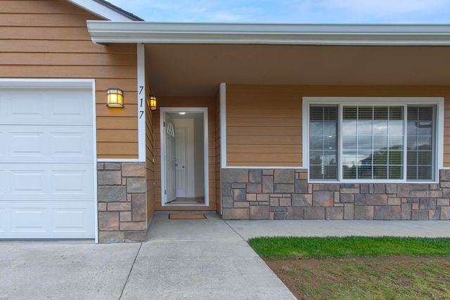 717 SE Cross Lane, Madras, OR 97741