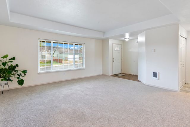 717 SE Cross Lane, Madras, OR 97741