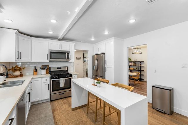 1600 Meadow Rd, West Sacramento, CA 95691