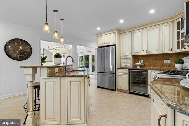 217 RAVENSCLIFF RD, Wayne, PA 19087