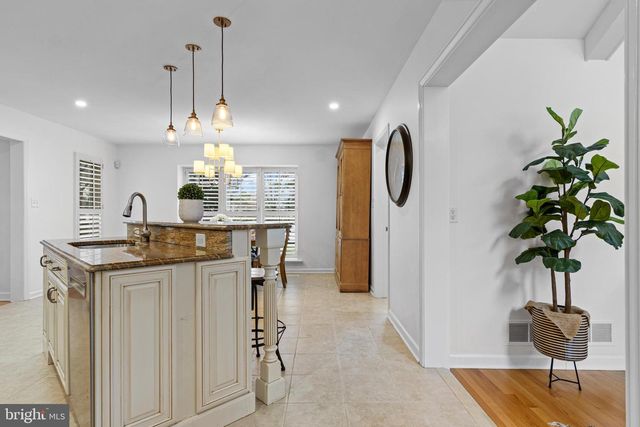 217 RAVENSCLIFF RD, Wayne, PA 19087