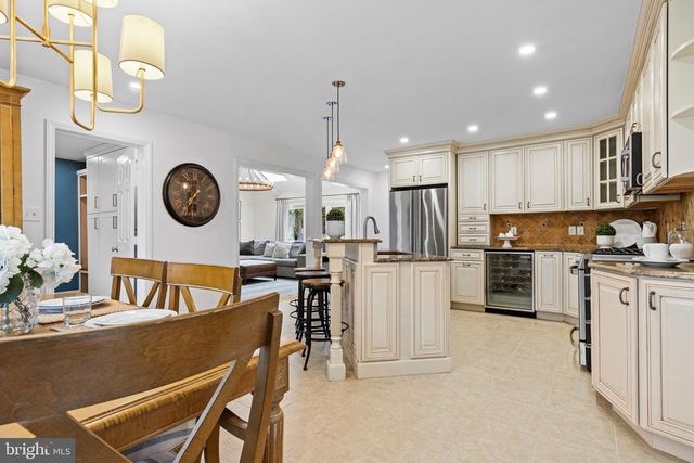 217 RAVENSCLIFF RD, Wayne, PA 19087