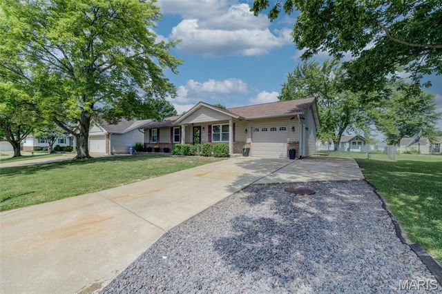 4 Vanguard Drive, St Peters, MO 63376