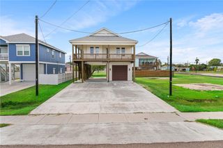 1007 S Live Oak St, Rockport, TX 78382