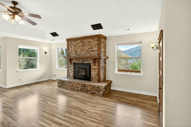 240 Mina Lane, Grants Pass, OR 97526