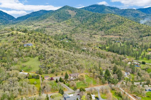 240 Mina Lane, Grants Pass, OR 97526