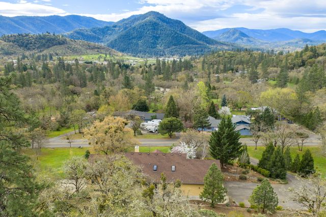 240 Mina Lane, Grants Pass, OR 97526