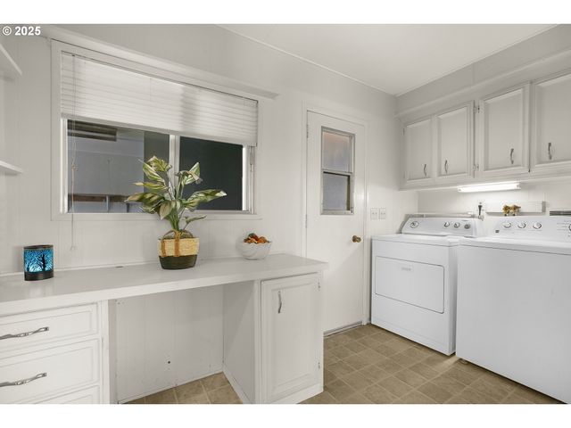 3437 Ne BENTON St, Newport, OR 97365