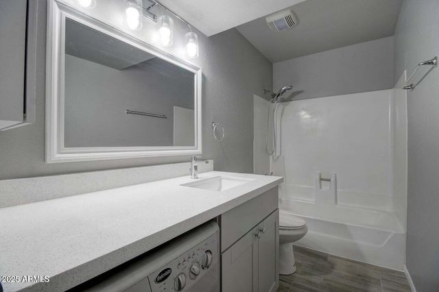 2220 W DORA Street 214, Mesa, AZ 85201
