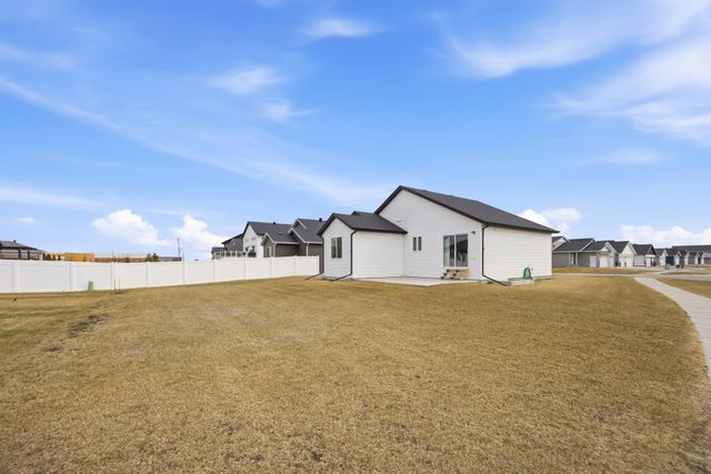 2595 72 Avenue S, Fargo, ND 58104
