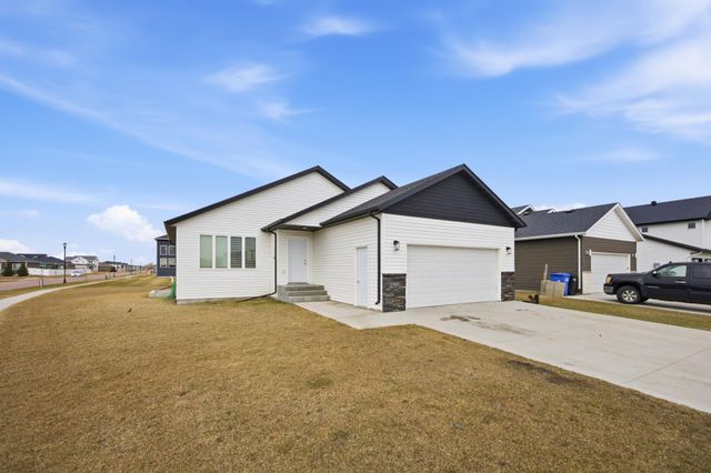 2595 72 Avenue S, Fargo, ND 58104
