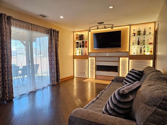 126 Borris Circle, Streamwood, IL 60107