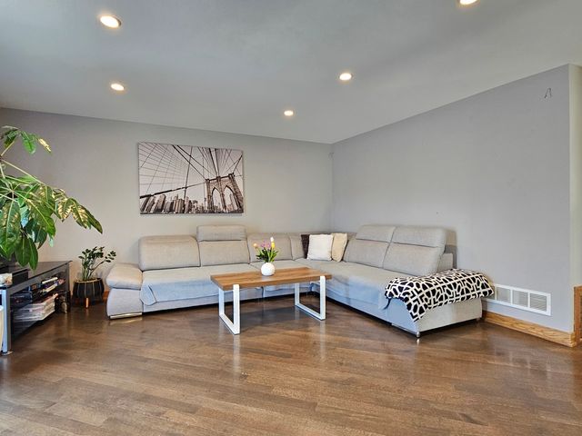 126 Borris Circle, Streamwood, IL 60107