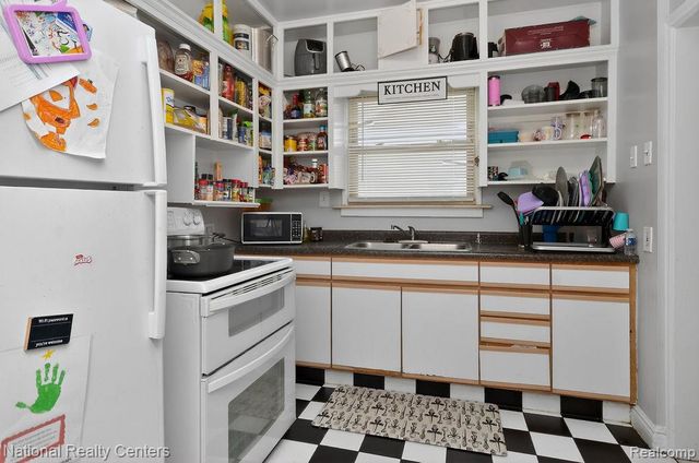 15105 Maplewood Avenue, Eastpointe, MI 48021